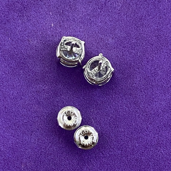 💛 Classic Sterling Silver Brilliant CZ Stud Earrings - Picture 6 of 7